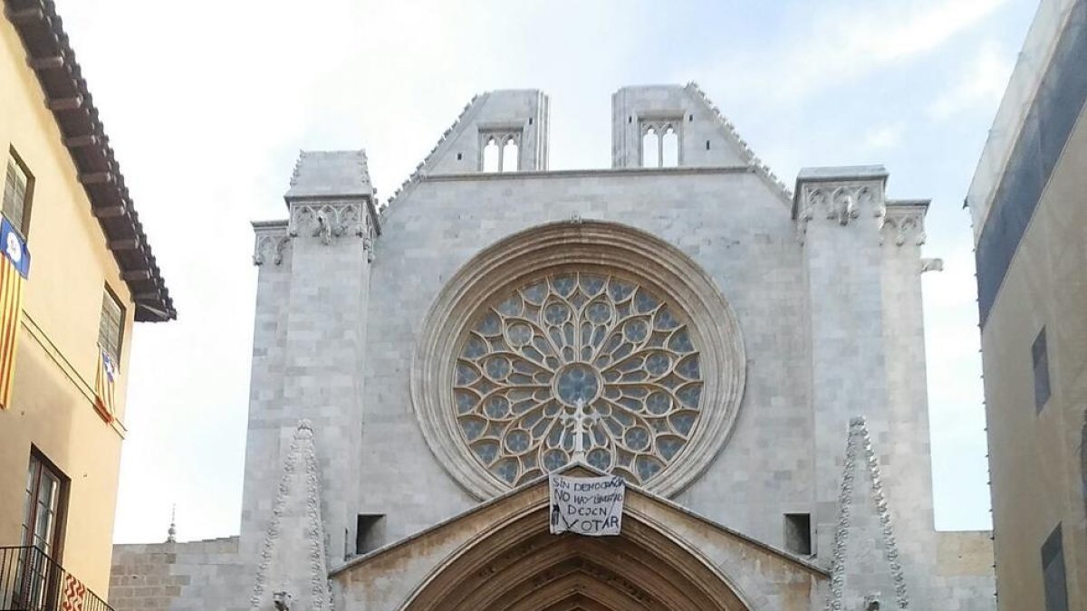 Apareix una pancarta a la Catedral de Tarragona demanant votar