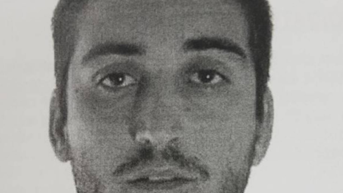 Detingut per empènyer la seva exparella des d'un tercer pis davant la seva filla menor