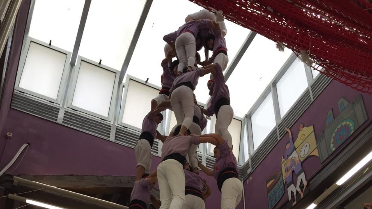 El local de la Colla Jove es converteix en l'escenari de la Diada Blava dels Xiquets del Serrallo