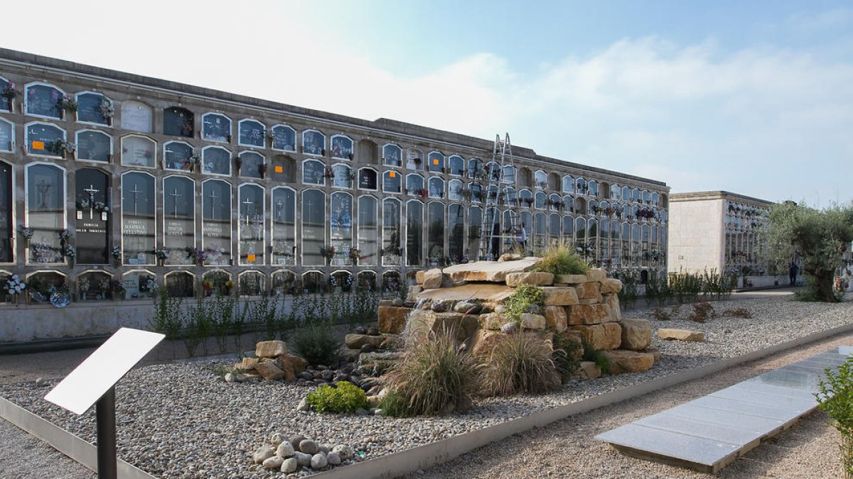 El cementiri de Reus posa en marxa la Font de les Cendres per espargir-les a l'aigua