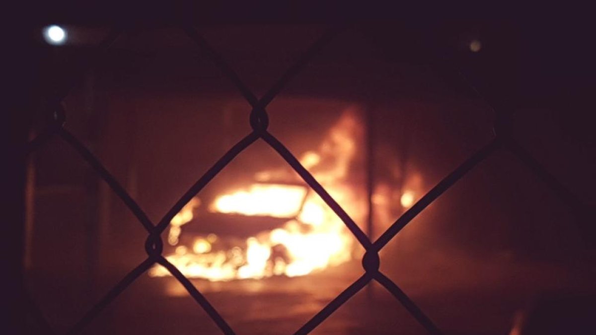 Un coche quema completamente en la avenida Andorra de Salou