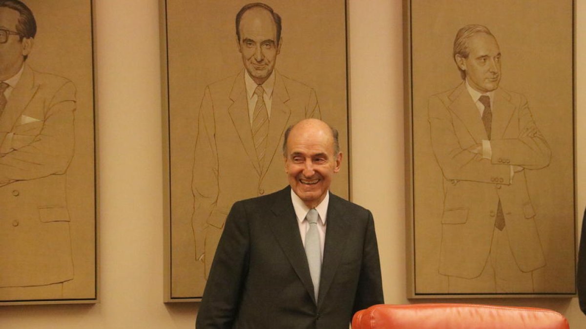 Roca i Junyent diu que la Constitució s'ha de respectar «íntegrament» i demana resoldre amb política la crisi catalana