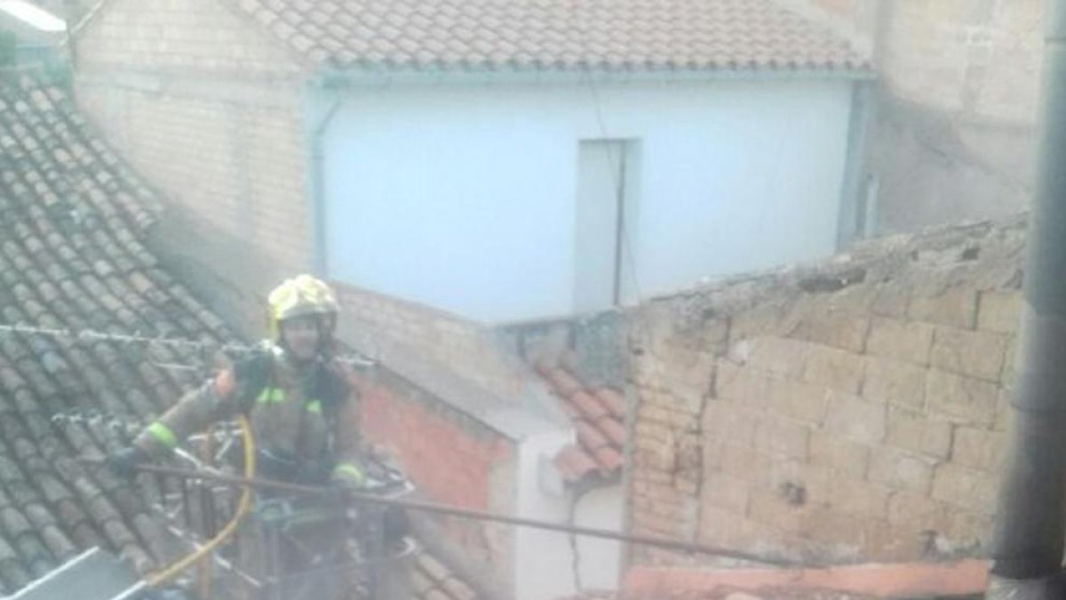 Un incendi crema la teulada d'una vivenda a Móra la Nova