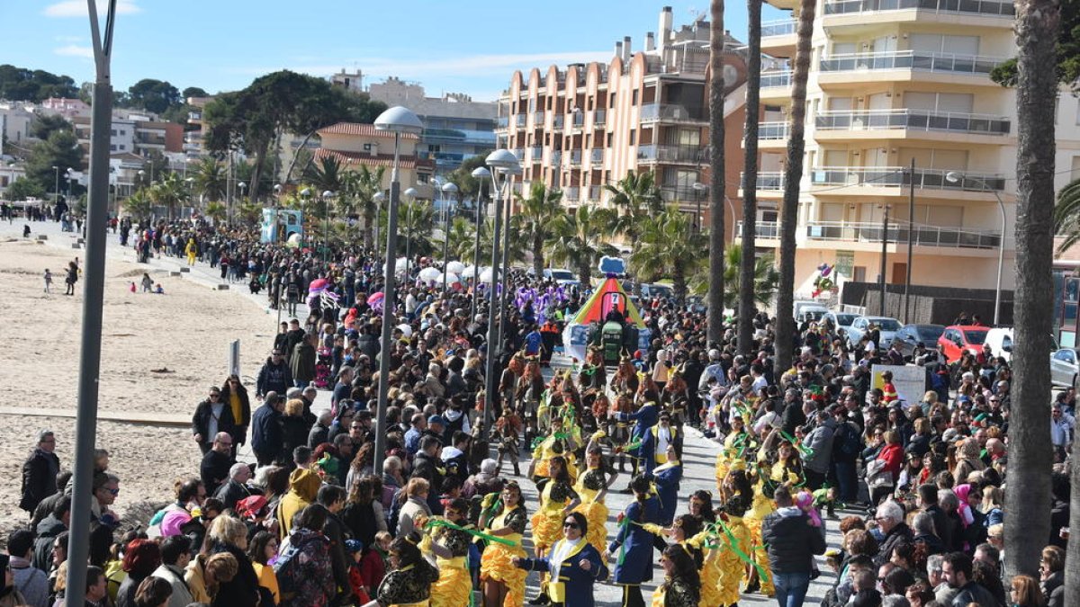 El carnaval de Torredembarra reúne miles de personas