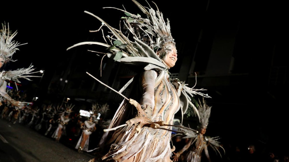 Miles de personas viven en las calles de la ciudad el Desfile de Lucimiento