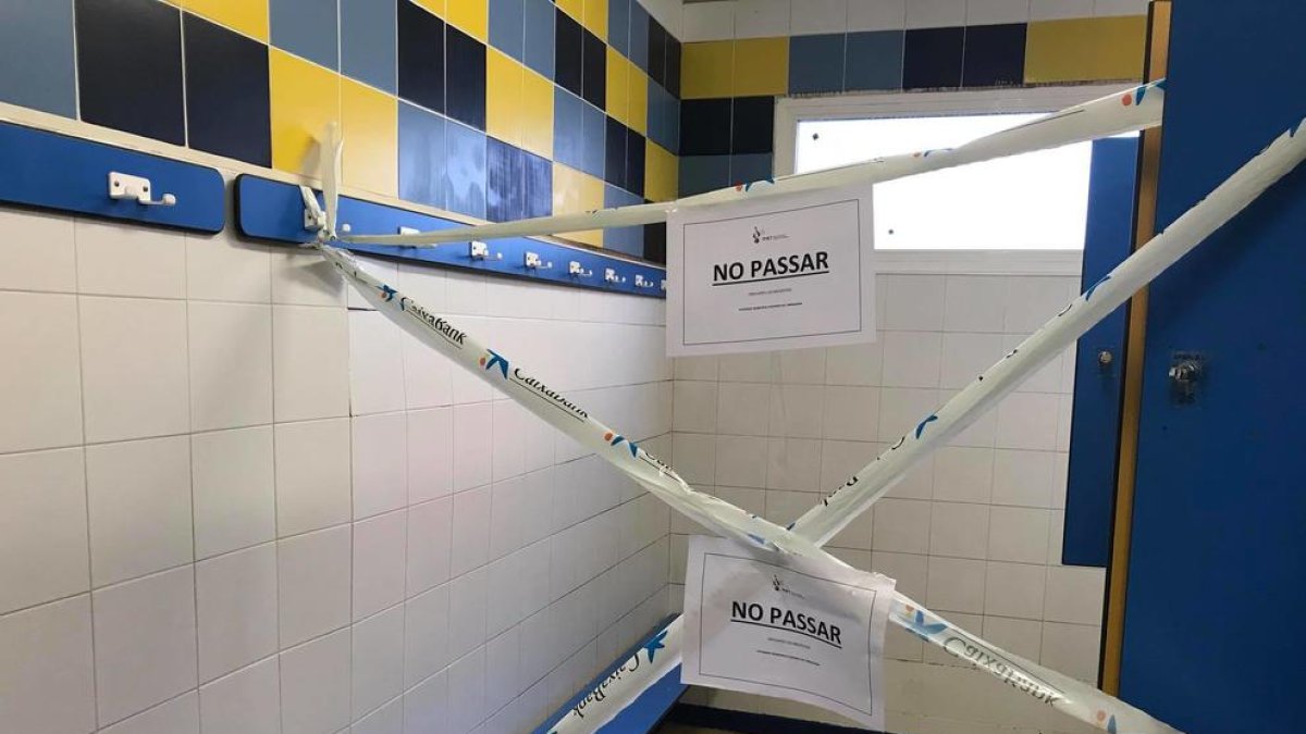 Usuaris de la piscina de Sant Pere i Sant Pau volen que s'acabi amb la humitat