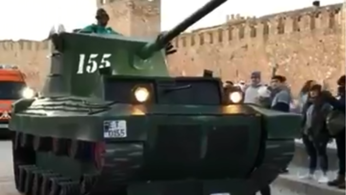 Una sàtira amb un tanc del 155 al Canaval de Montblanc aixeca ampolles a Espanya