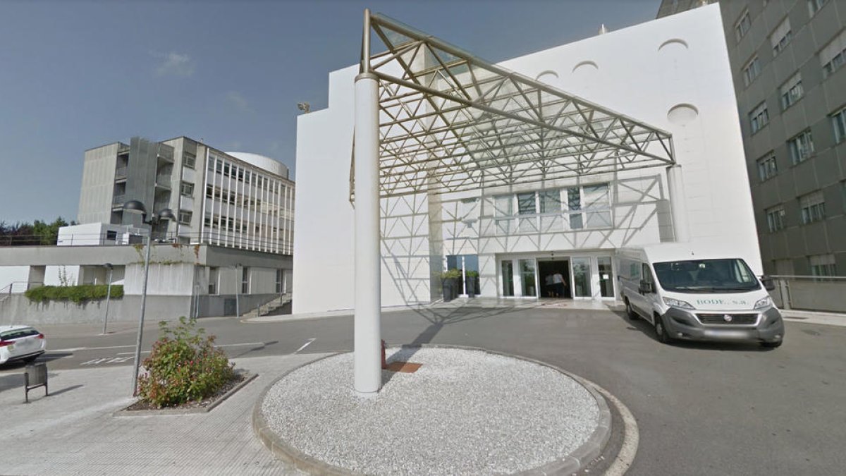 S'enfronta a una multa per llençar una maleta per la finestra i ferir un vianant