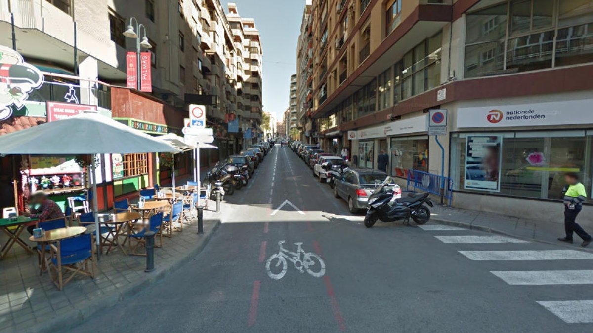 Apuñala a un abogado en una céntrica calle de Alicante y se da a la fuga