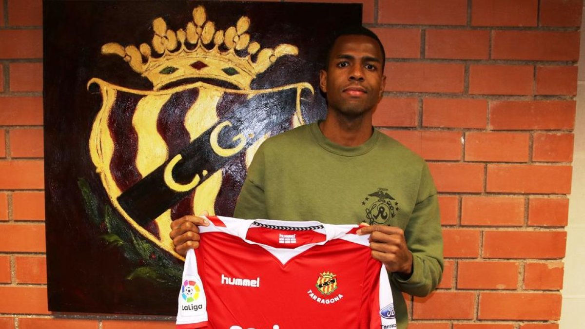 Oficial: Dumitru, quinto fichaje del Nàstic