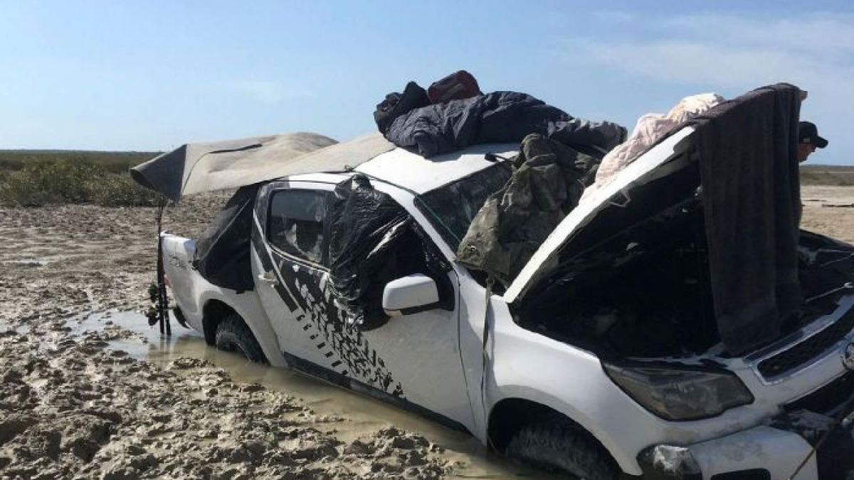 Passen quatre nits al sostre del cotxe rodejats per cocodrils