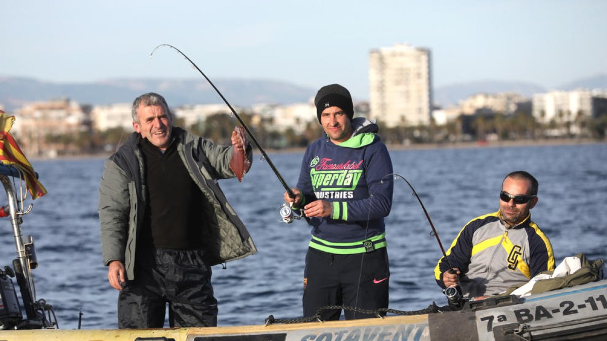 El concurso de pesca del calamar tira en el mar 27 barcas en Salou