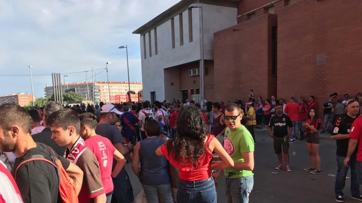 L'afició grana ja calenta per animar durant tot el partit