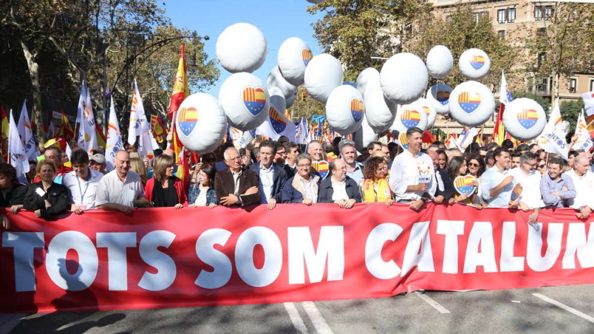 Desenes de milers de persones es manifesten a favor de la unitat d'Espanya a Barcelona