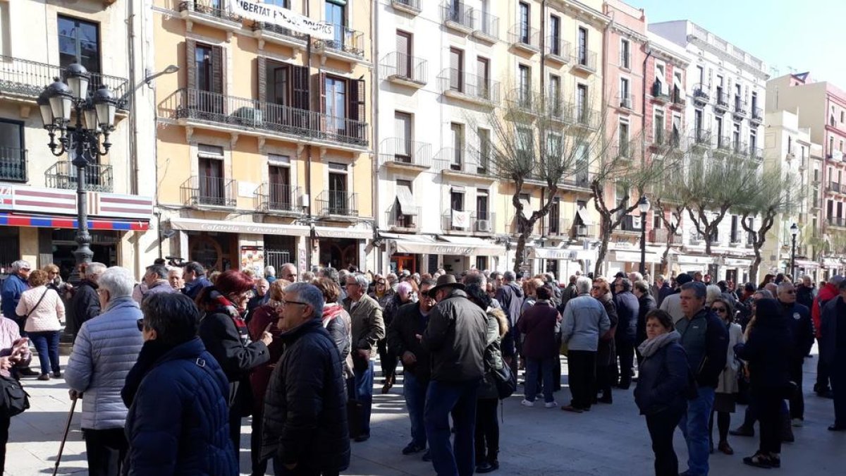 Un miler de persones es manifesten en defensa del sistema de pensions