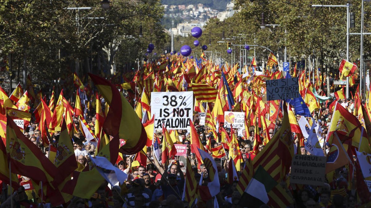 300.000 persones es manifesten a favor de la unitat d'Espanya, segons la Guàrdia Urbana, 1.300.000 segons SCC