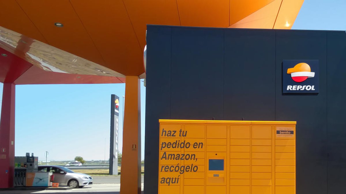 Repsol instal·la a les seves benzineres taquilles automàtiques per recollir paquets d'Amazon