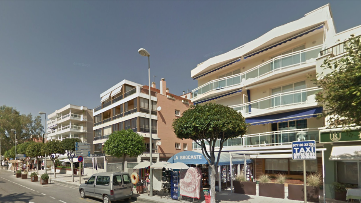 Dos intoxicados leves en un incendio en un piso en Cambrils