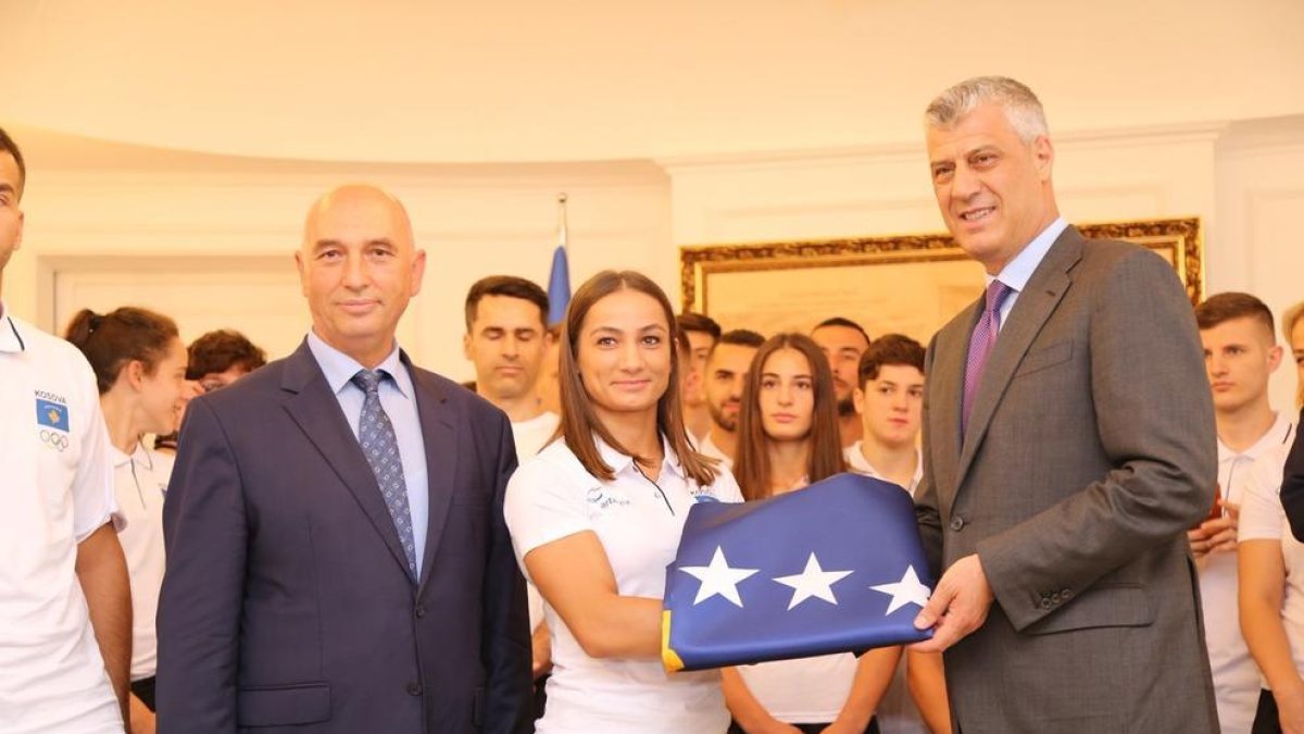 La delegació de Kosovo rep la bandera que lluirà als Jocs Mediterranis
