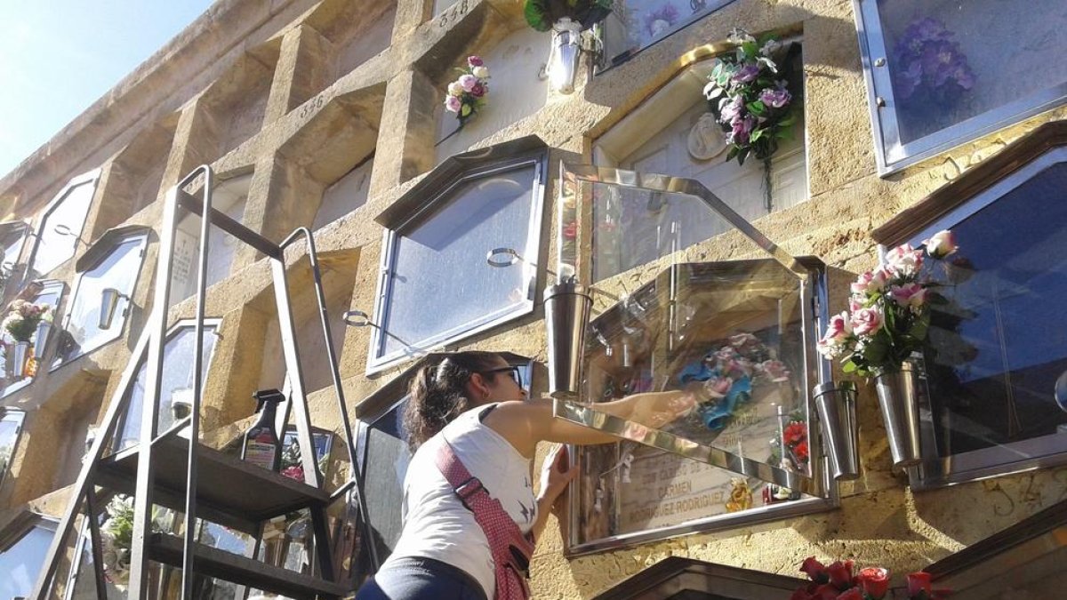 Centenares de personas se adelantan a Todos los Santos para engalanar las tumbas