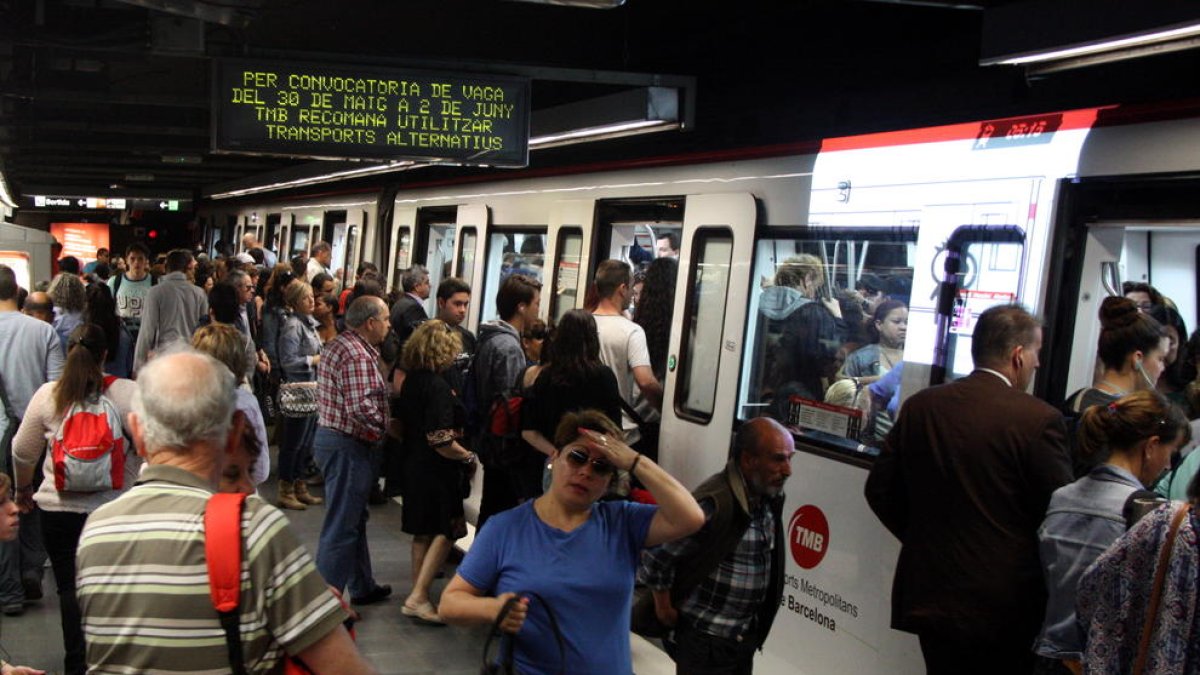 Detienen a 5 jóvenes por agredir brutalmente a 3 vigilantes de seguridad del Metro de Barcelona