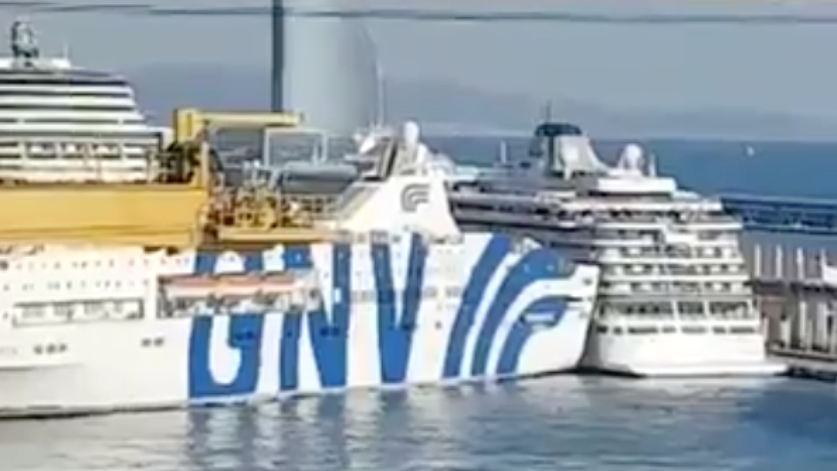 Un ferri choca contra un crucero en el Puerto de Barcelona