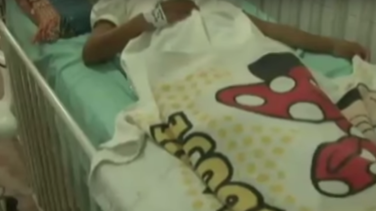 Castiga el seu fill cremant-li la cara amb una cullera bullint