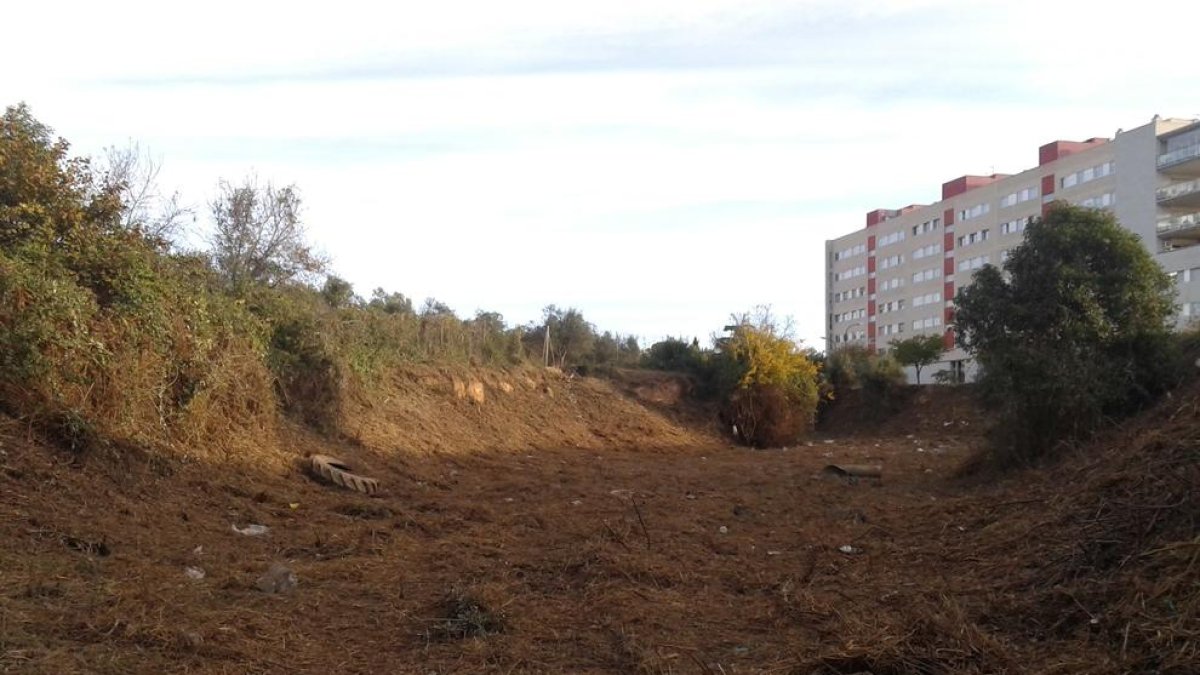 El Ayuntamiento de Reus y el ACA limpian el barranco de la Font dels Capellans