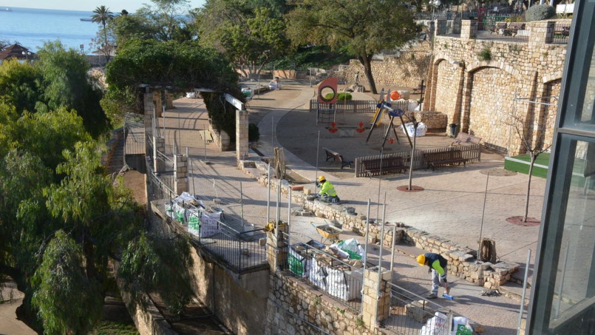 Comença la reconstrucció de la pèrgola del Parc de les Granotes