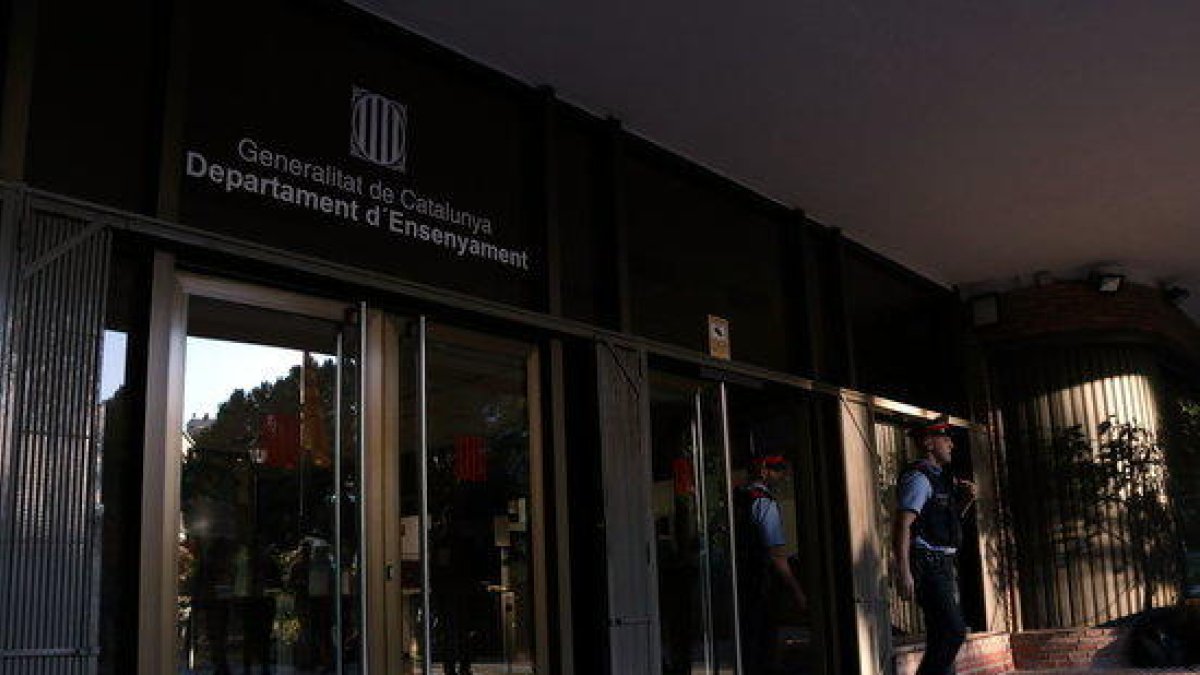 Los Mossos tienen la instrucción de acompañar a los consellers a los despachos para recoger pertenencias y levantar atestado si no se marchan