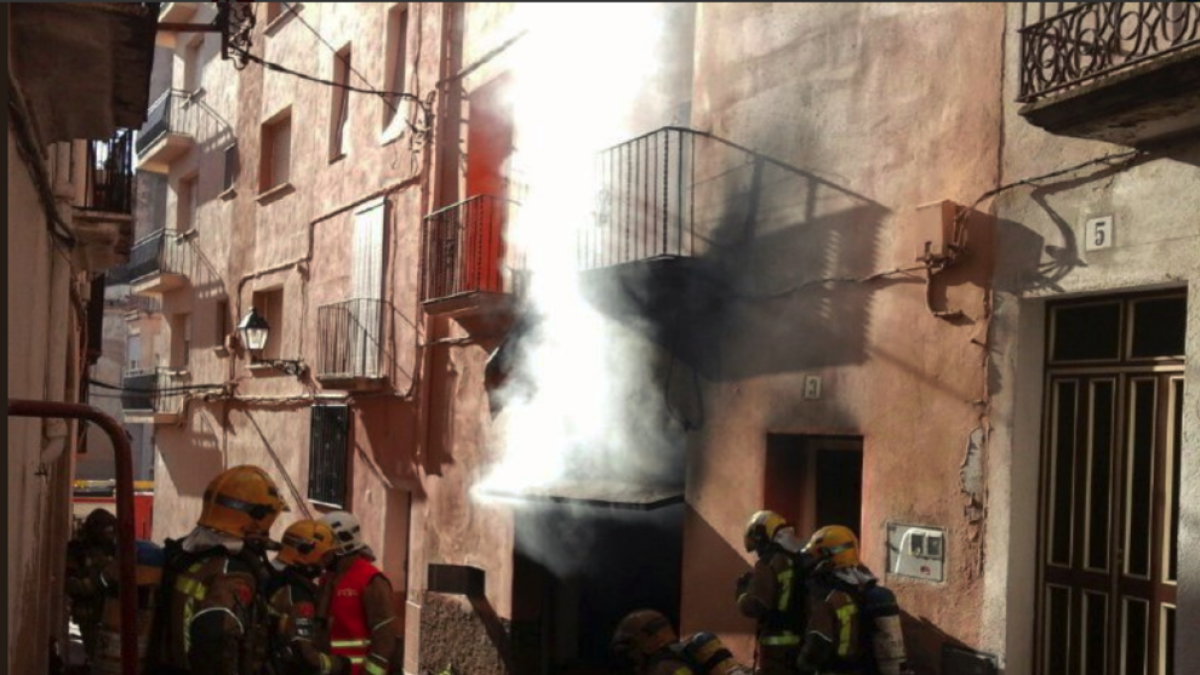 Rescaten una persona intoxicada en l'incendi d'una casa a Vallmoll