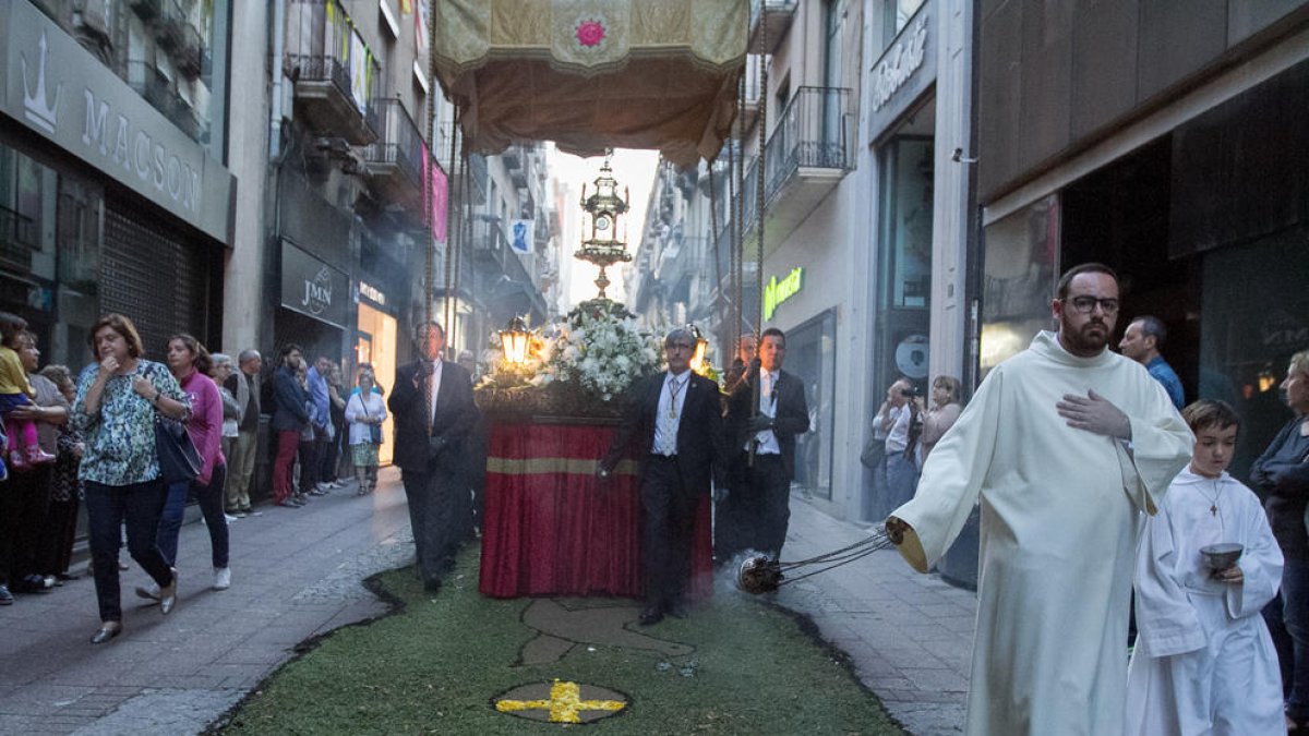 Les catifes de flors i la professó acomiaden el Corpus reusenc