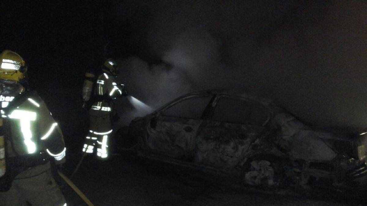 Diez vehículos han quemado esta madrugada en el exterior de la estación del Campo de Tarragona