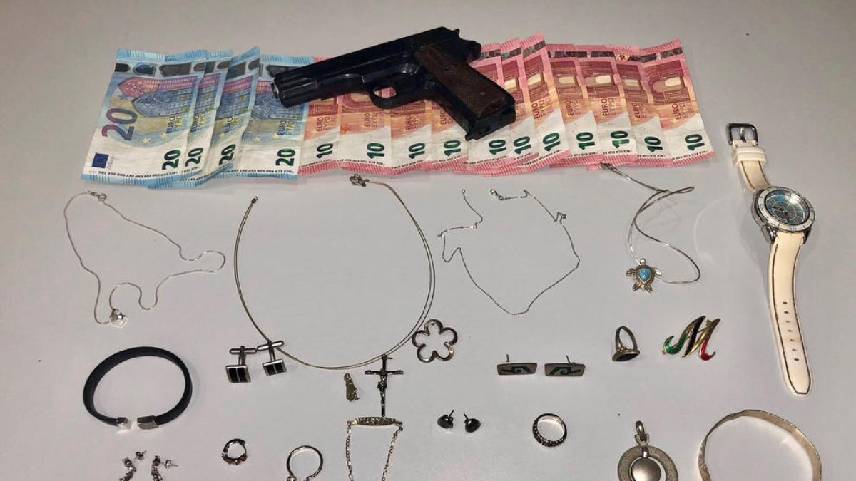 A presó una dona per cometre quinze robatoris amb força