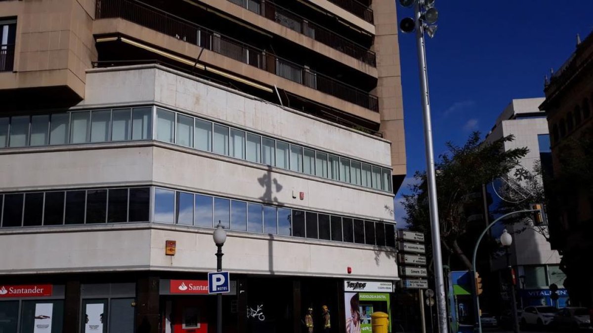 Un desprendiment de l'antic edifici banc Atlàntic causa dos ferits lleus a la Rambla