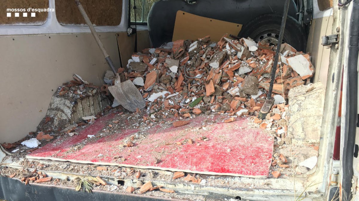 Cinc denunciats per abocaments il·legals a les Gavarres i a la part posterior de la Floresta