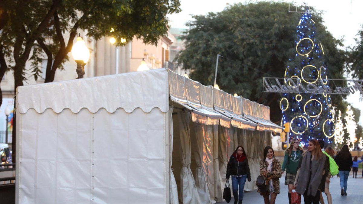 Empiezan a instalar los mercadillos navideños