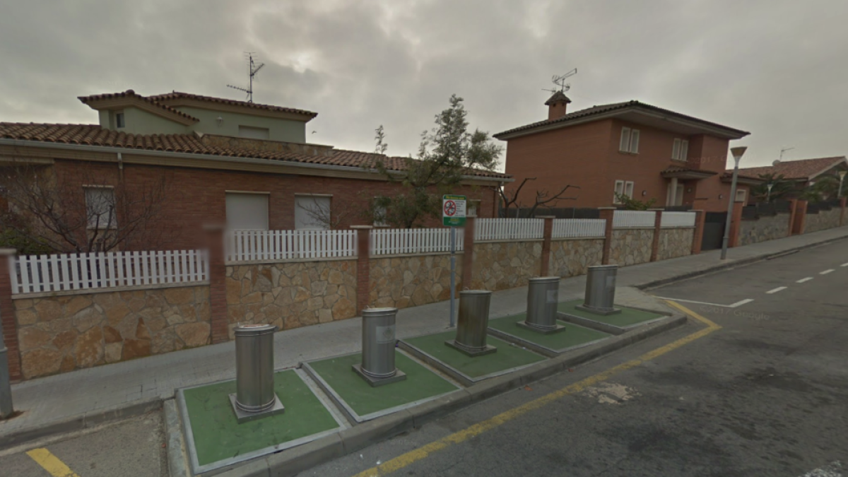 Uno de los contenedores ha quemado en la calle del Vilar de la Selva del Camp.