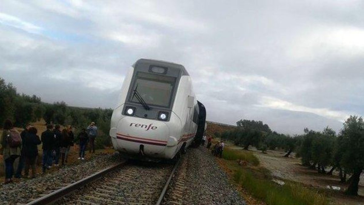 Descarrila el tren Málaga-Sevilla en Arahal, con varios pasajeros heridos