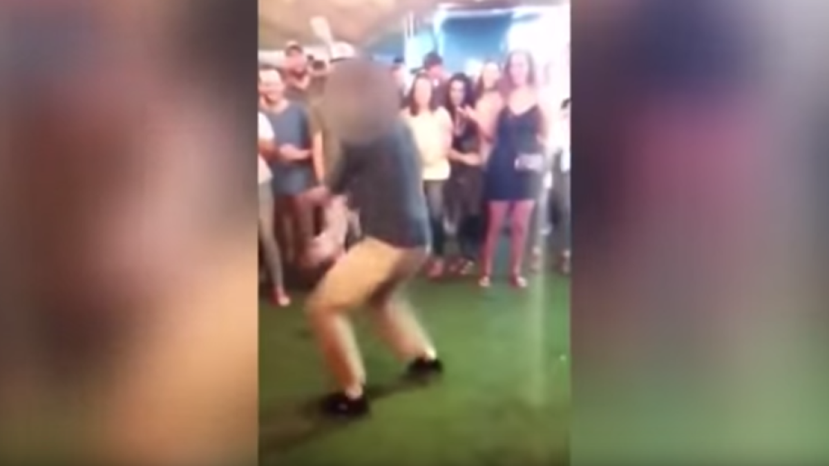 Un agent de l'FBI dispara accidentalment a un noi en un bar