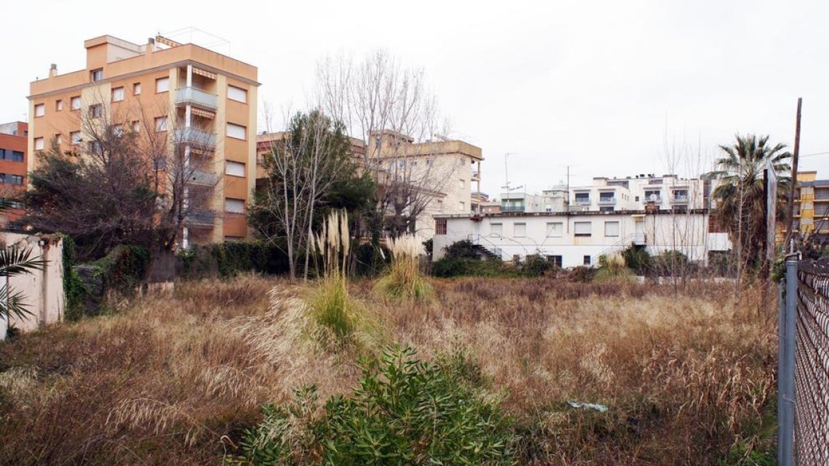 Calafell adecuará el solar de la calle Loira de Segur para hacer cien plazas de aparcamiento