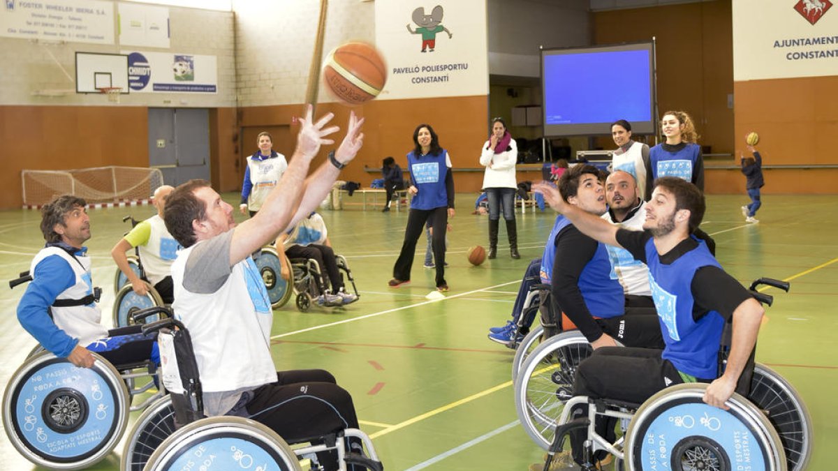 Una trentena de persones participen en la Jornada de Conscienciació dels Esports Adaptats