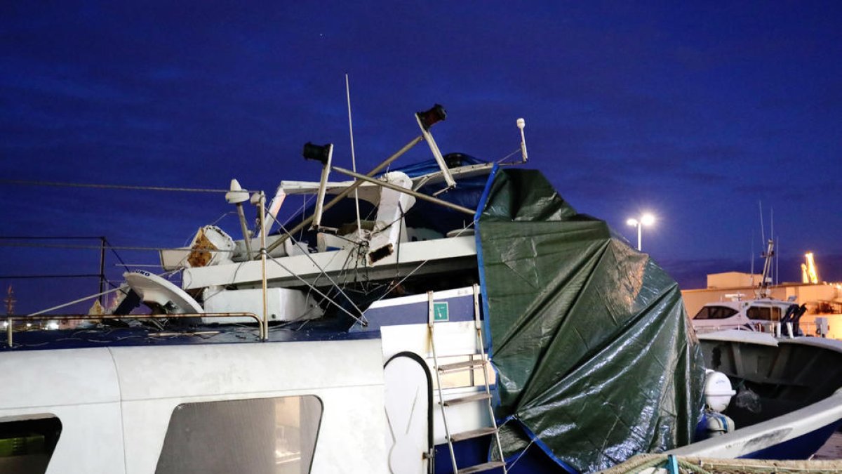 Un pesquer del Serrallo pateix un accident en col·lidir amb un mercant