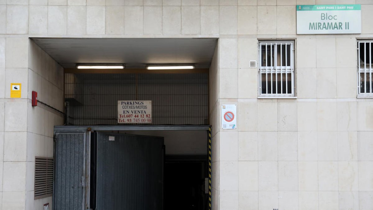 Roban a una decena de trasteros del bloque Miramar de Sant Pere y Sant Pau