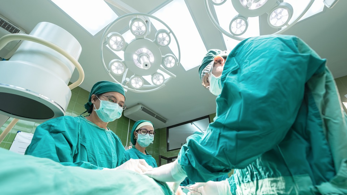 Practica una cirurgia cerebral al pacient equivocat