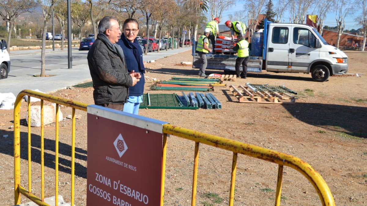 En marxa els treballs d'instal·lació de la vuitena zona d'esbarjo per a gossos a Reus