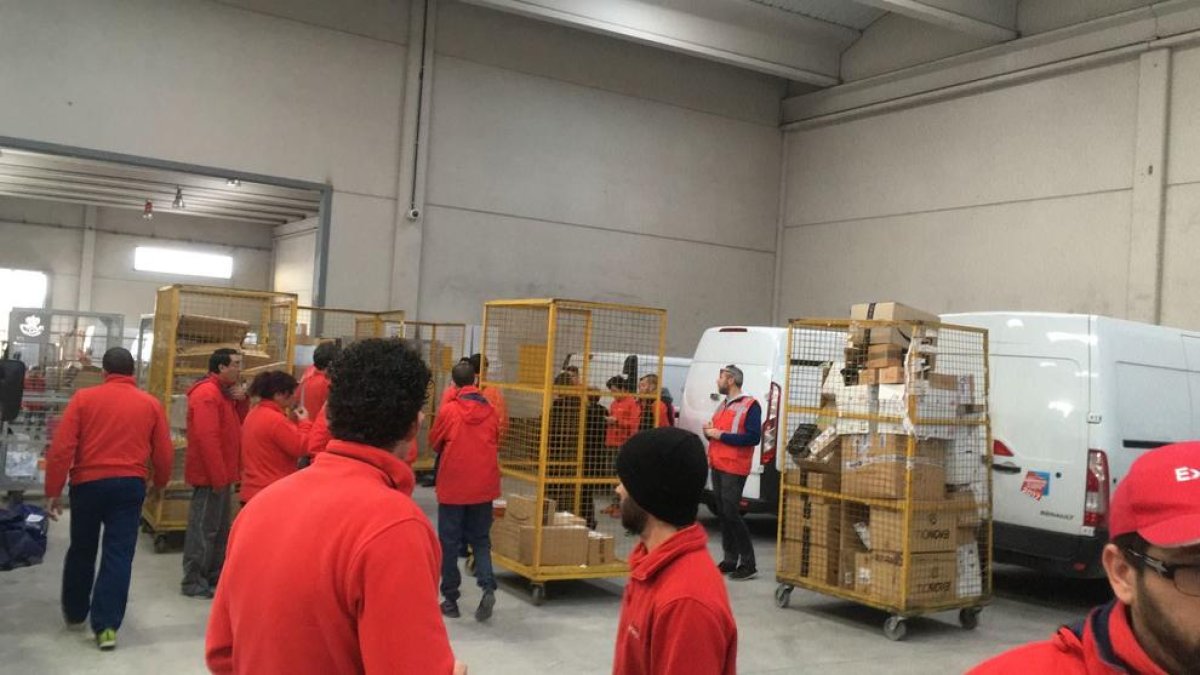 Treballadors de CorreosExpress es manifesten per les seves condicions laborals