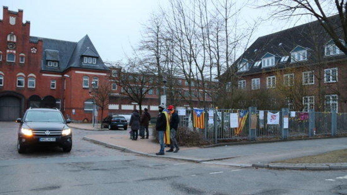 Un gerundense dormirá cada noche ante la prisión de Neumünster «hasta que no salga Puigdemont»