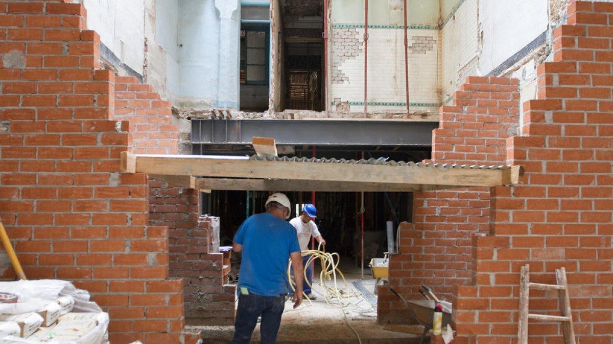 Rehabilitan la casa derrumbada en la calle Monterols