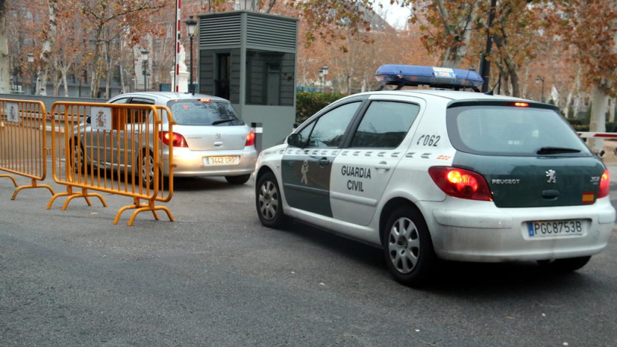 Interior negociará la equiparación de sueldos entre Guardia Civil y Mossos
